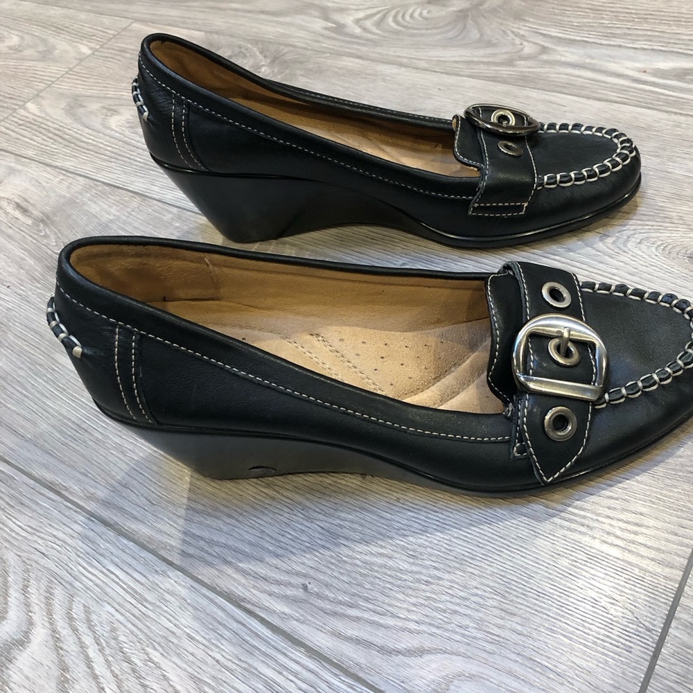 Naturalizer leather black buckle shoe